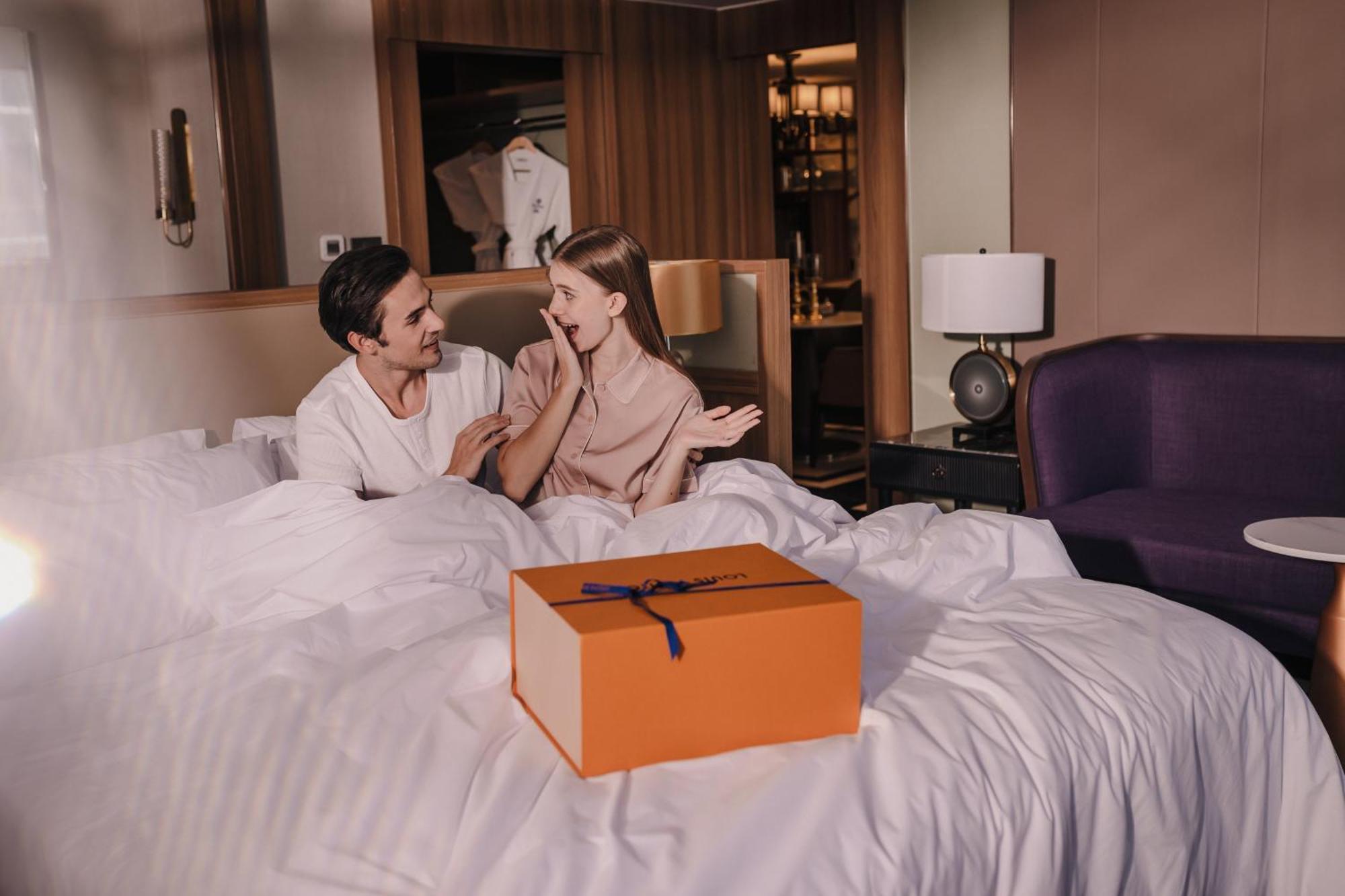 Nysa Hotel Bangkok Sukhumvit 11 Zewnętrze zdjęcie A couple opening a present